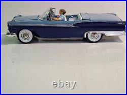 American Classic Car 1959 FORD GALAXY SKYLINER & Figure Assembled Model Kit 125