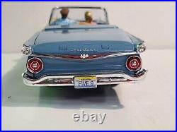 American Classic Car 1959 FORD GALAXY SKYLINER & Figure Assembled Model Kit 125